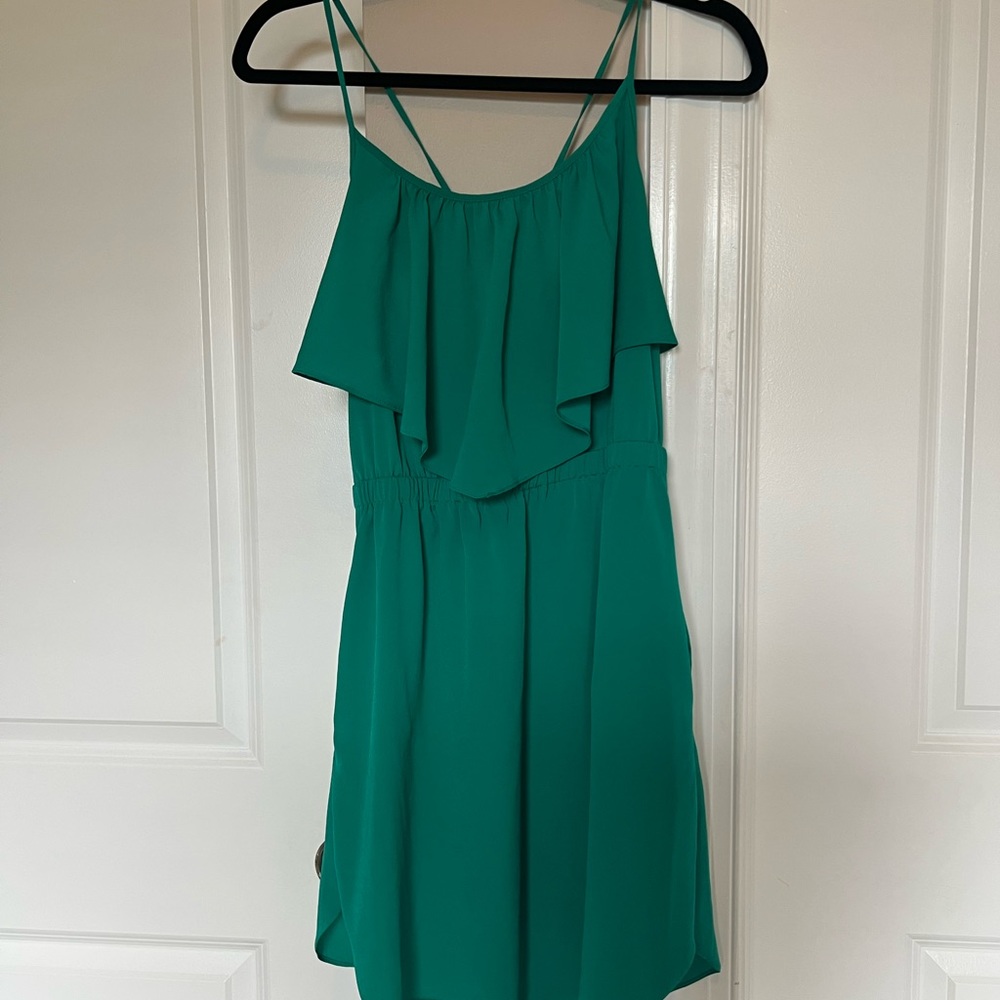 Teal dress with ruffle, adjustable tie back, and pockets 💙💚